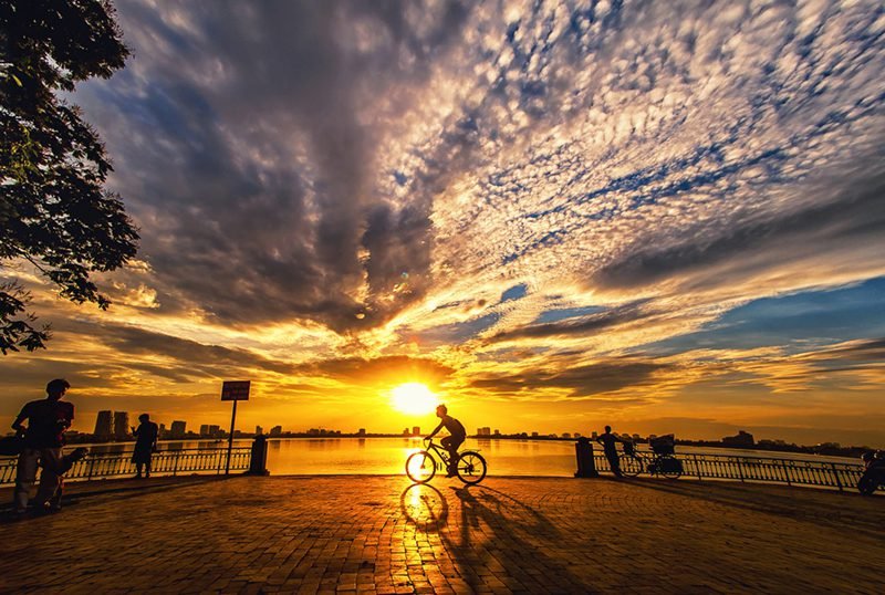 1772775093_Hanoi West Lake sunset cycling tour.jpg
